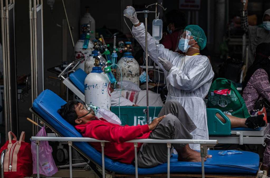 Enfermeira trata paciente com Covid-19 em hospital de Jacarta, capital da Indonésia