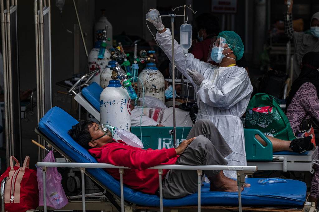 Enfermeira trata paciente com Covid-19 em hospital de Jacarta, capital da Indoné