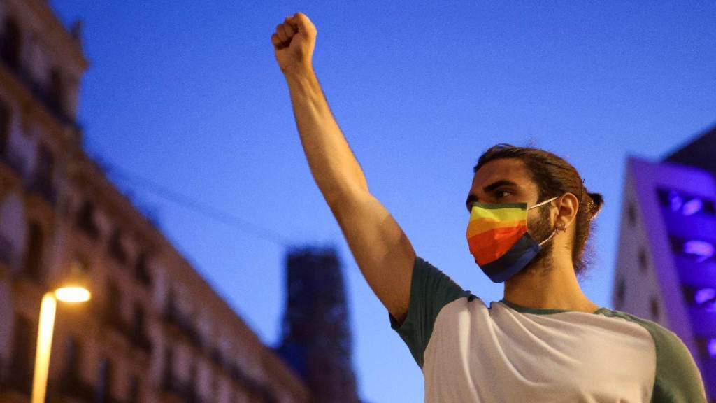 Manifestante com máscara colorida na Espanha