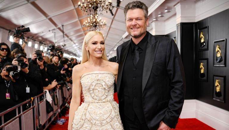 Gwen Stefani e Blake Shelton no tapete vermelho do Grammy Awards em 2020