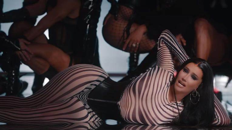 Iggy Azalea em seu clipe 'I Am The Strip Club'