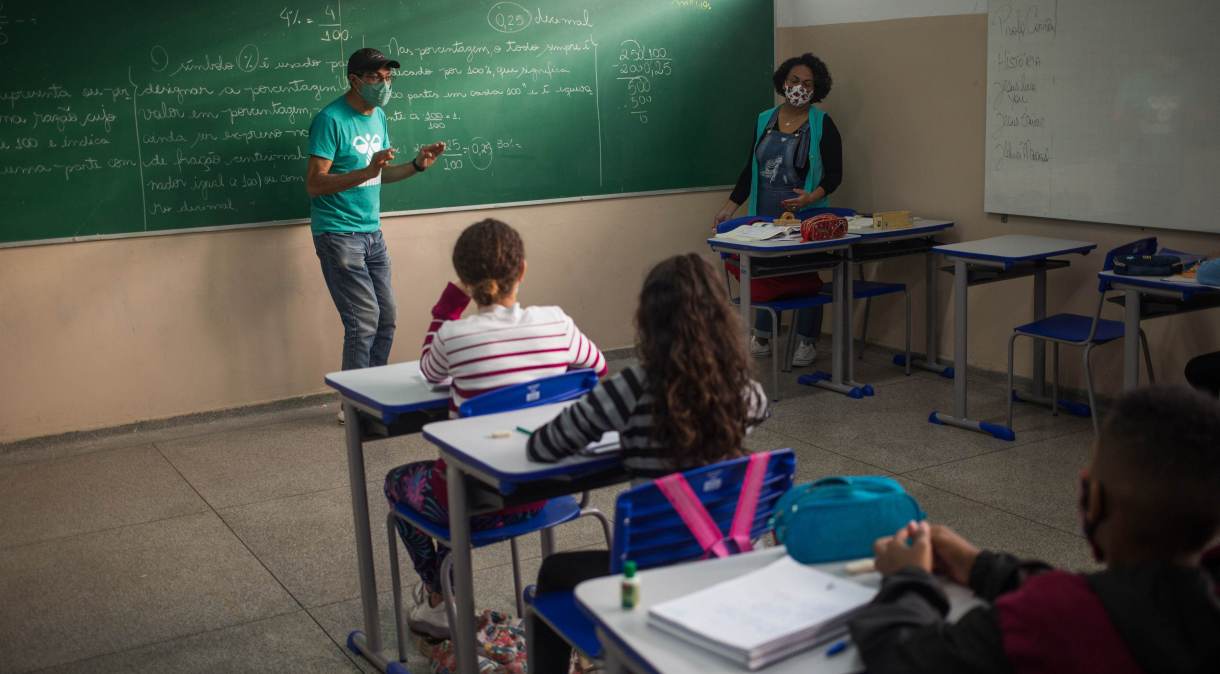 Estudantes de máscara acompanham aula em escola da Zona Leste de São Paulo