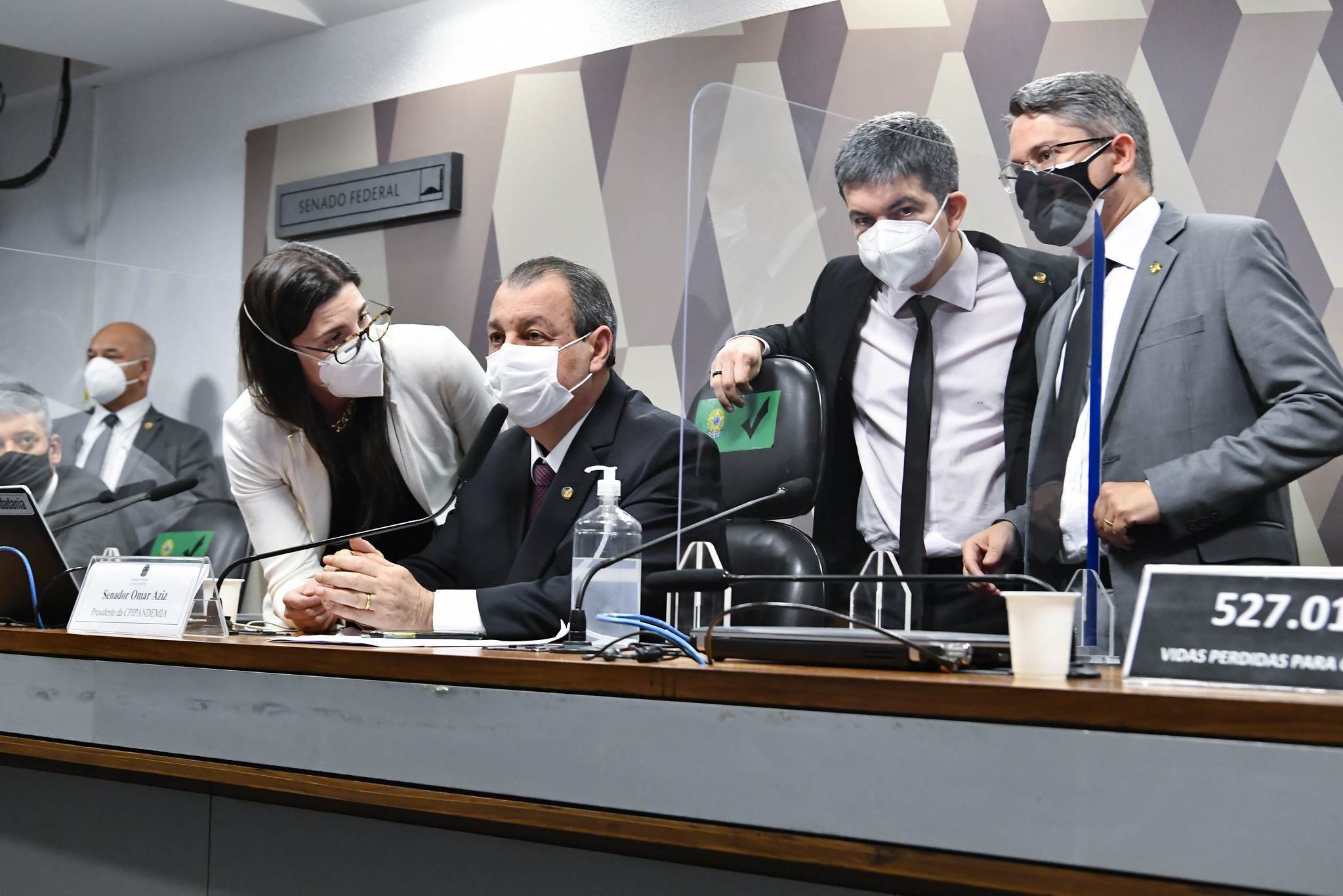 Senadores se reúnem em torno de Omar Aziz (PSD-AM) na CPI da Pandemia