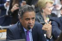 “Continuo defendendo, como sempre, que tenhamos candidatura própria”, diz Aécio