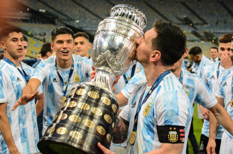 Messi comemora título. Argentina campeã após Argentina x Brasil