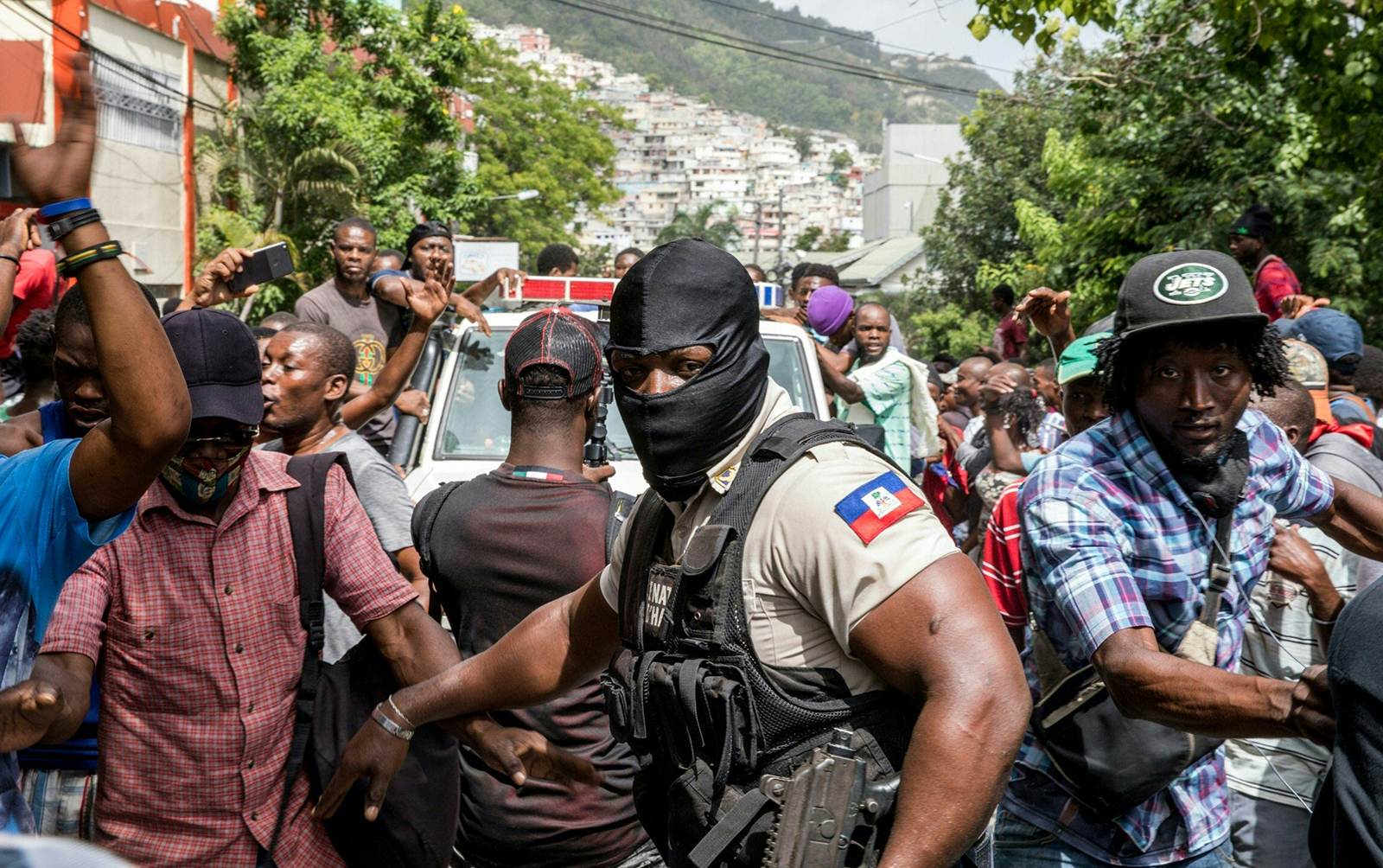Polícia tentar conter haitianos perto de delegacia