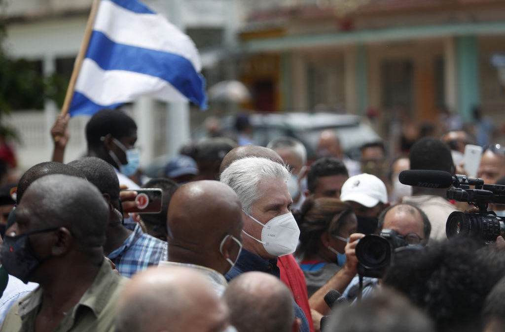 O presidente cubano Miguel Diaz-Canel faz declaração durante manifestações em Havana