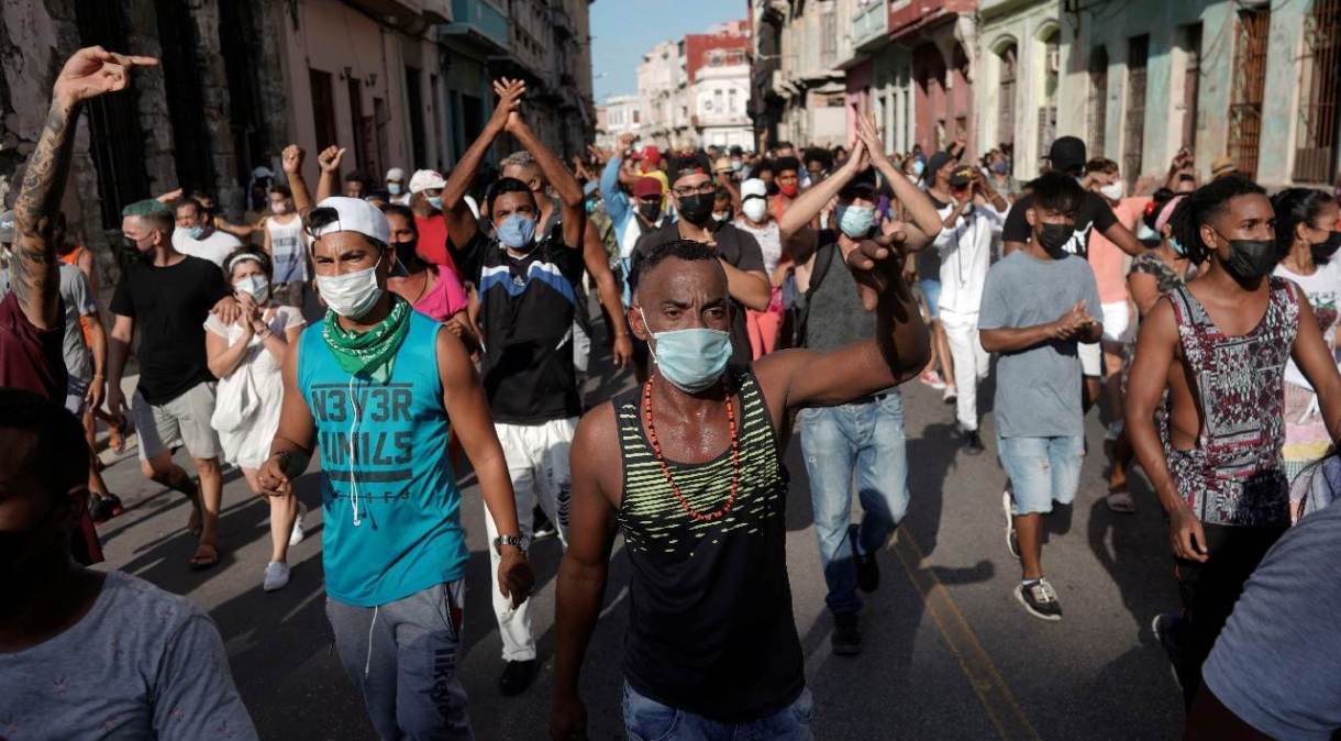 Manifestantes gritam slogans contra o governo cubano durante protesto em Havana