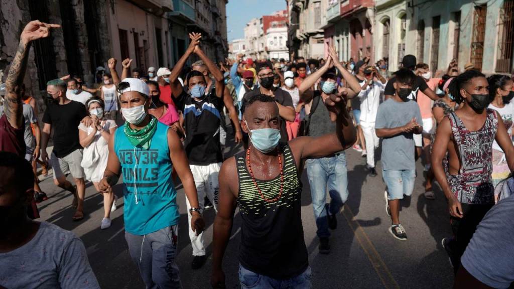 Manifestantes gritam slogans contra o governo cubano durante protesto em Havana