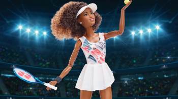 A nova boneca faz parte da série Barbie Role Model e segura uma raquete de tênis Yonex