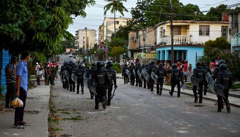 Polícia de choque percorre as ruas após uma manifestação contra o governo do presidente cubano Miguel Diaz-Canel no município de Arroyo Naranjo, na Grande Havana, em 12 de julho