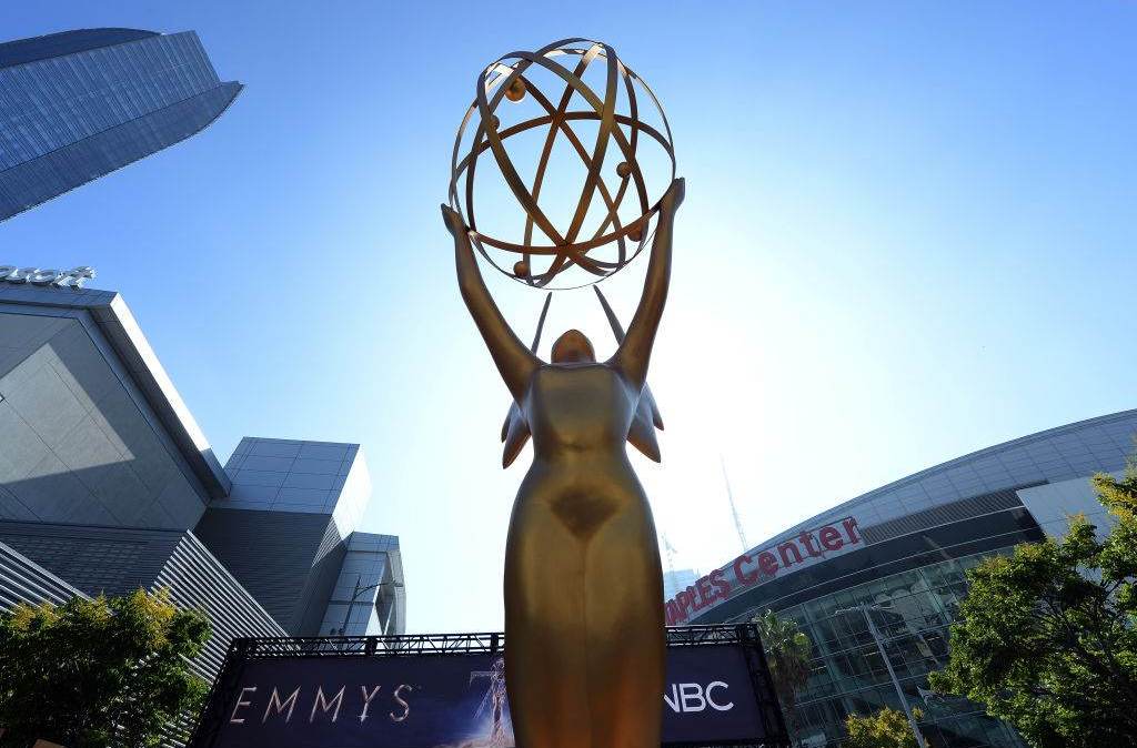 Estatueta do Emmy Awards em entrada do Microsoft Theater
