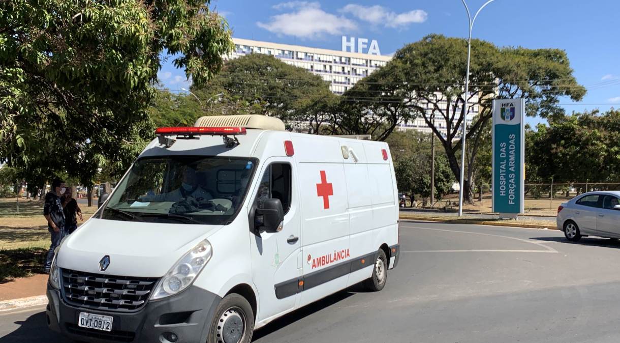 Ambulância deixa o Hospital das Forças Armadas, em Brasília, onde o presidente Jair Bolsonaro (sem partido) deu entrada na madrugada desta quarta- feira (14)