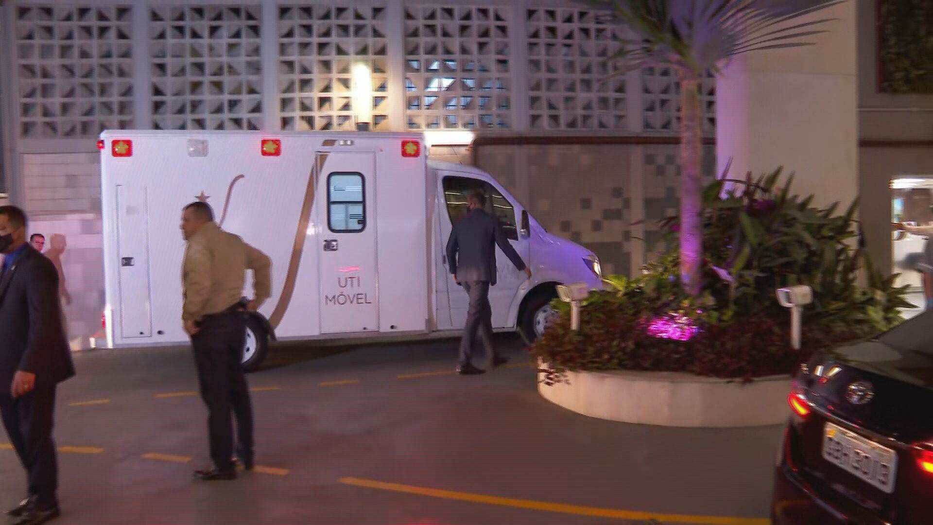 Ambulância com o presidente Jair Bolsonaro (sem partido) chega ao Hospital Vila 