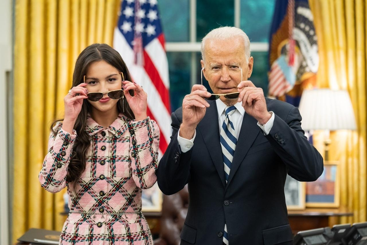 A cantora Olivia Rodrigo e o presidente dos Estados Unidos Joe Biden 