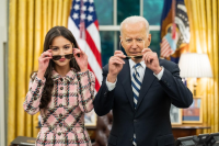 Estrela pop Olivia Rodrigo se reúne com Biden para divulgar vacinas nos EUA