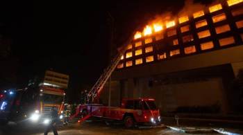 Homens combatiam incêndio no prédio da SSP do Rio Grande do Sul, localizado no centro de Porto Alegre