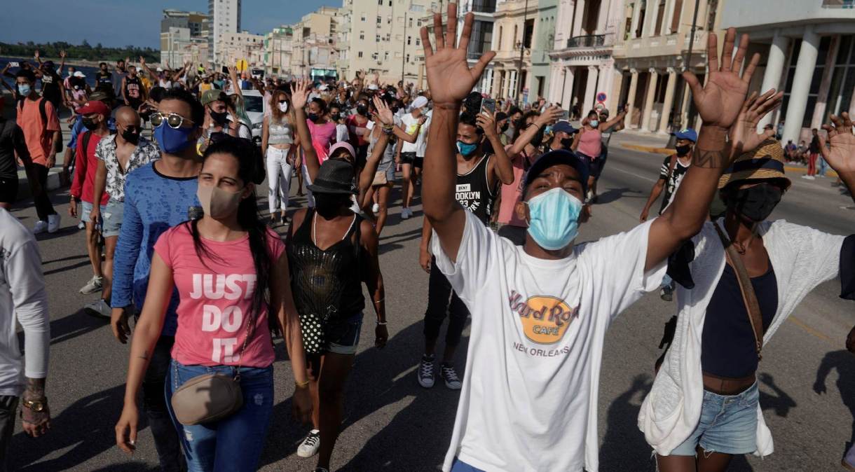 Manifestantes protestam contra o governo cubano em Havana