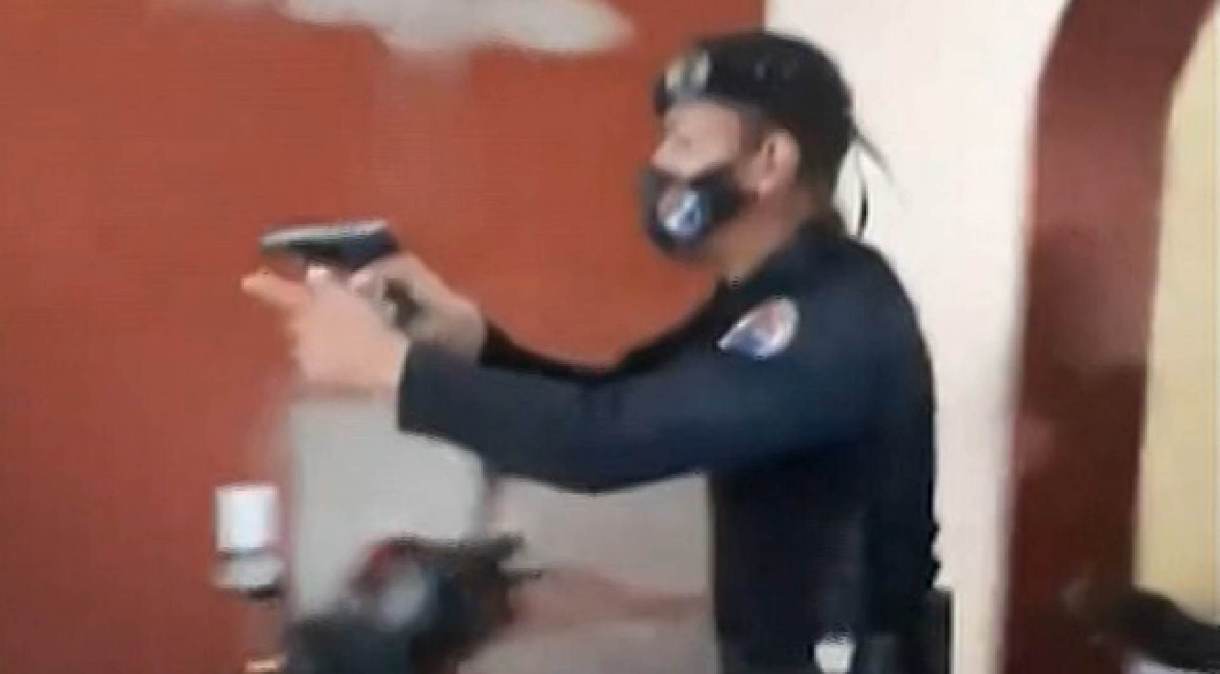 Policial em residência de mulher cubana que denunciou ação violenta