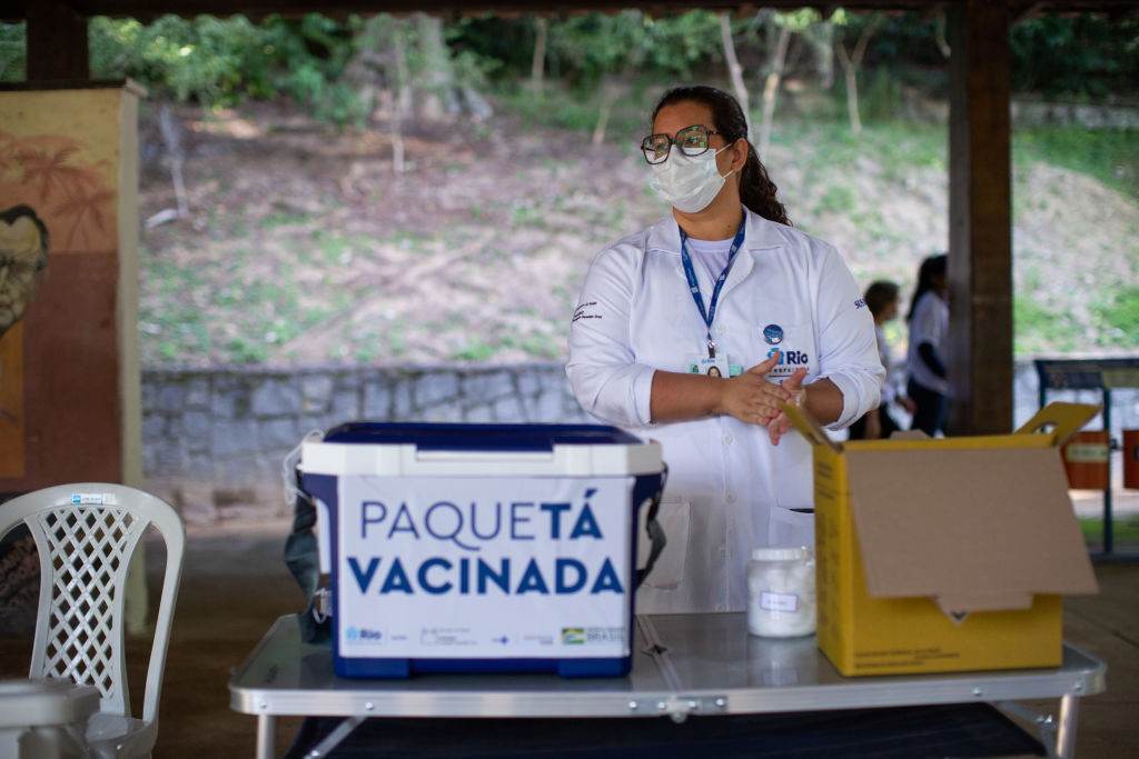 Enfermeira na campanha de vacinação contra a Covid-19 na Ilha de Paquetá