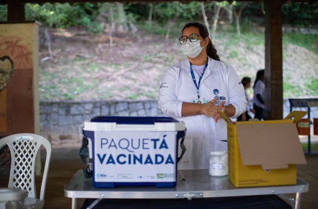 Enfermeira em campanha de vacinação contra a Covid-19 na Ilha de Paquetá, no Rio de Janeiro