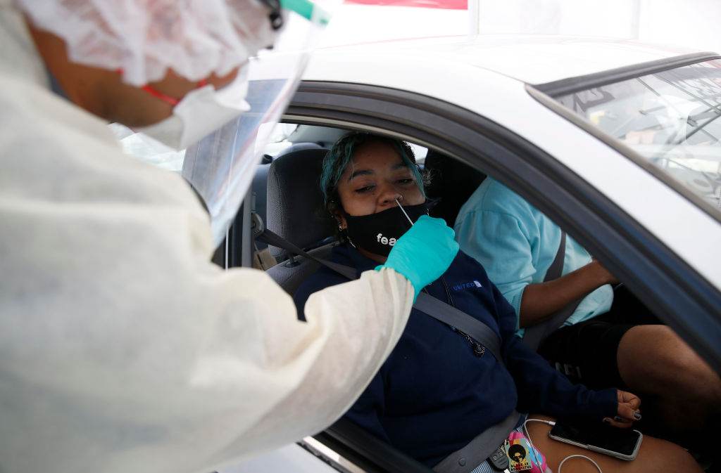 Mulher sendo testada para Covid-19 nos Estados Unidos