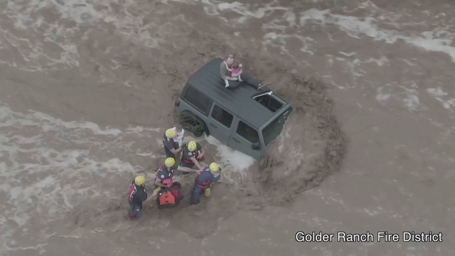 Família é resgatada nos EUA após ficar ilhada em enchente 
