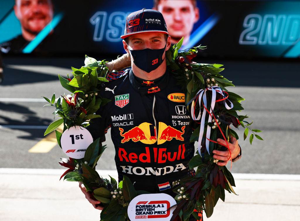 Max Verstappen, da Red Bull, comemora pole position para Grande Prêmio da Inglat