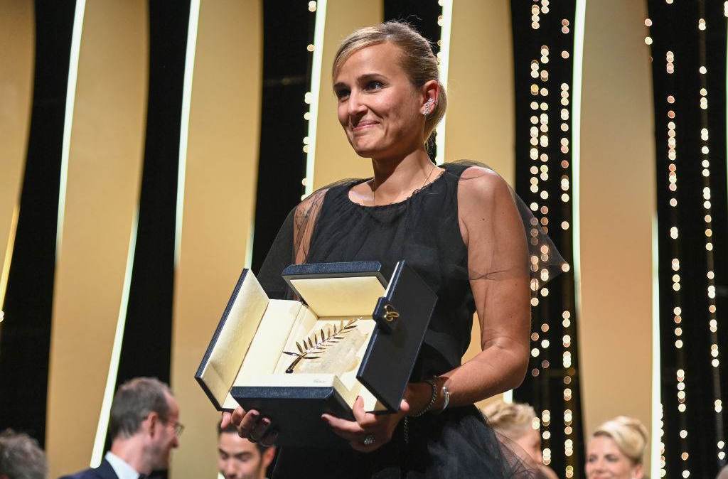 Diretora Julia Ducournau posa com a Palma de Ouro para o filme Titane