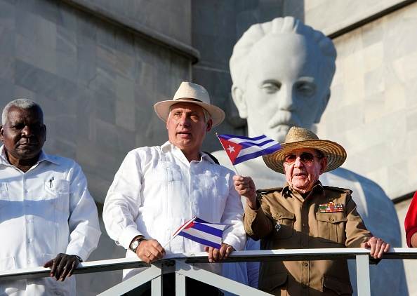 Raul Castro, chefe do Partido Comunista, ao lado do presidente de Cuba (arquivo)