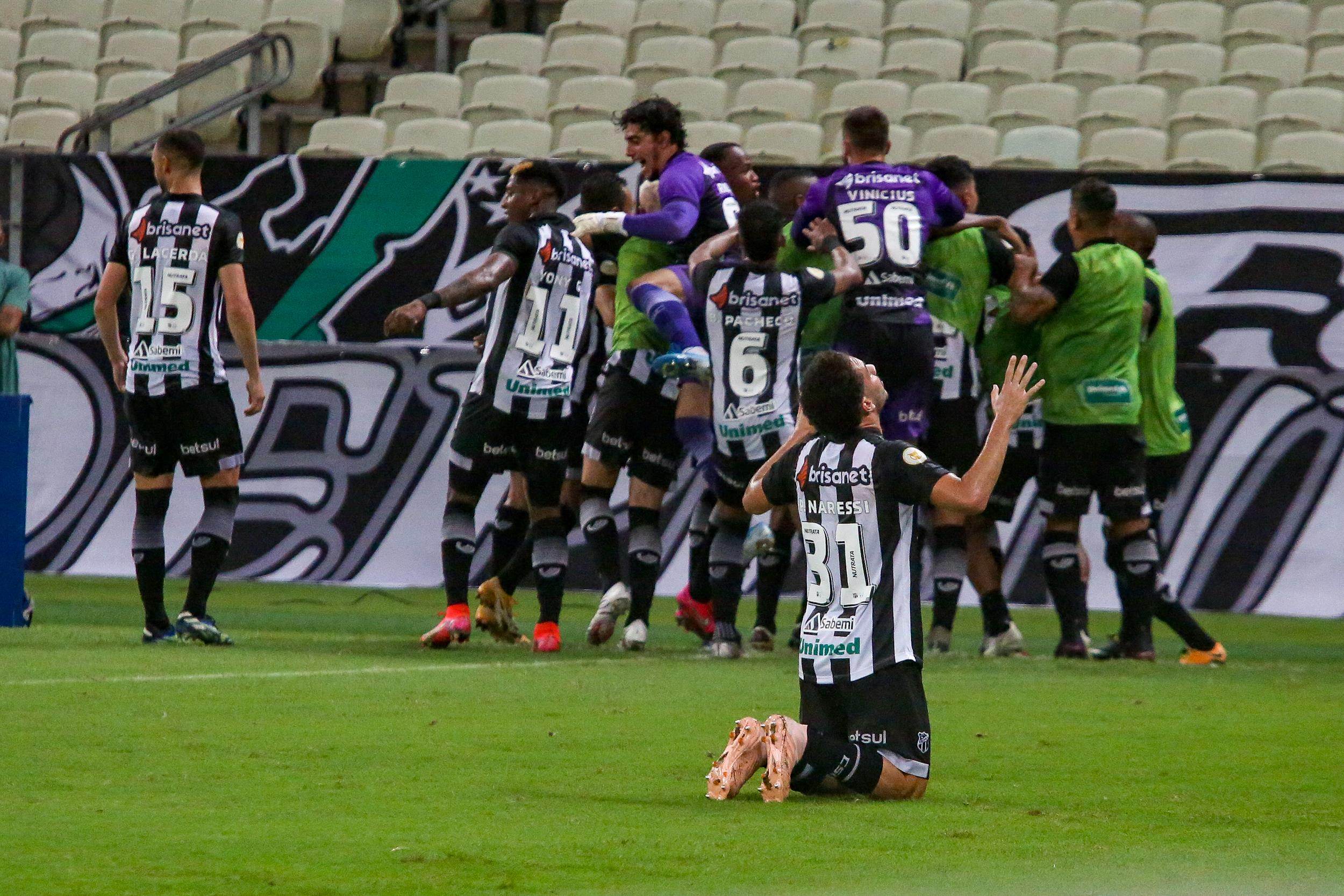 Jogadores do Ceará comemoram gol durante partida entre Ceará e Athletico