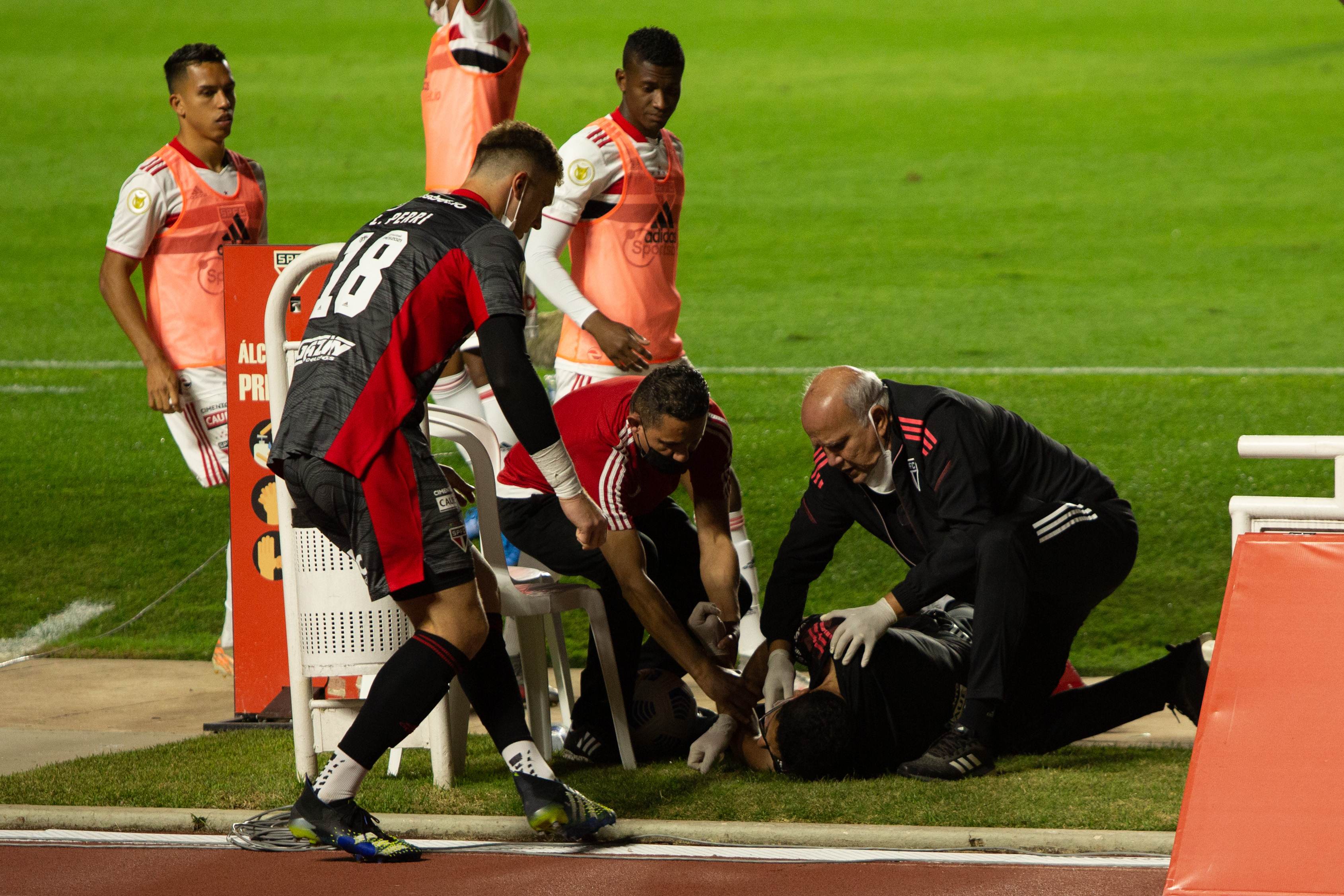 Marcelinho, massagista do São Paulo, passa mal durante partida