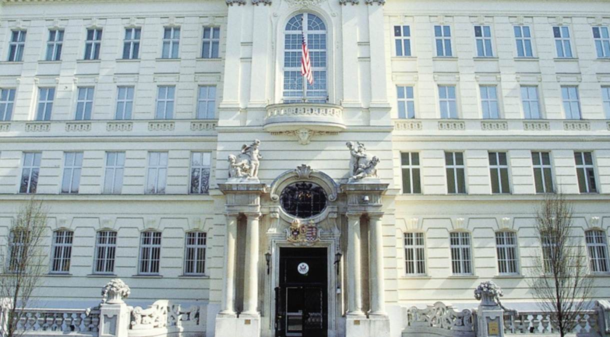 Fachada da embaixada dos Estados Unidos em Viena; diplomatas americanos na Áustria foram acometidos pela "Síndrome de Havana"