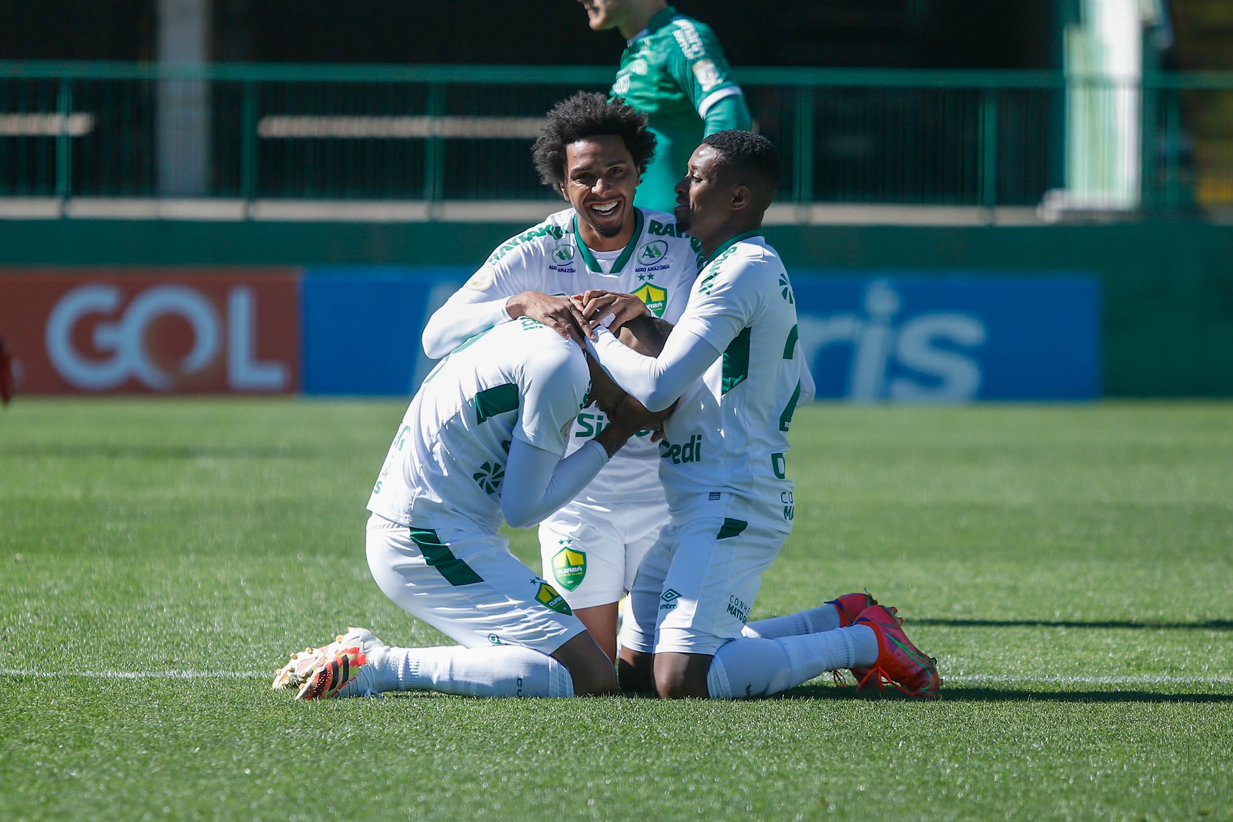 Elton, jogador do Cuiabá, comemora seu gol com o time