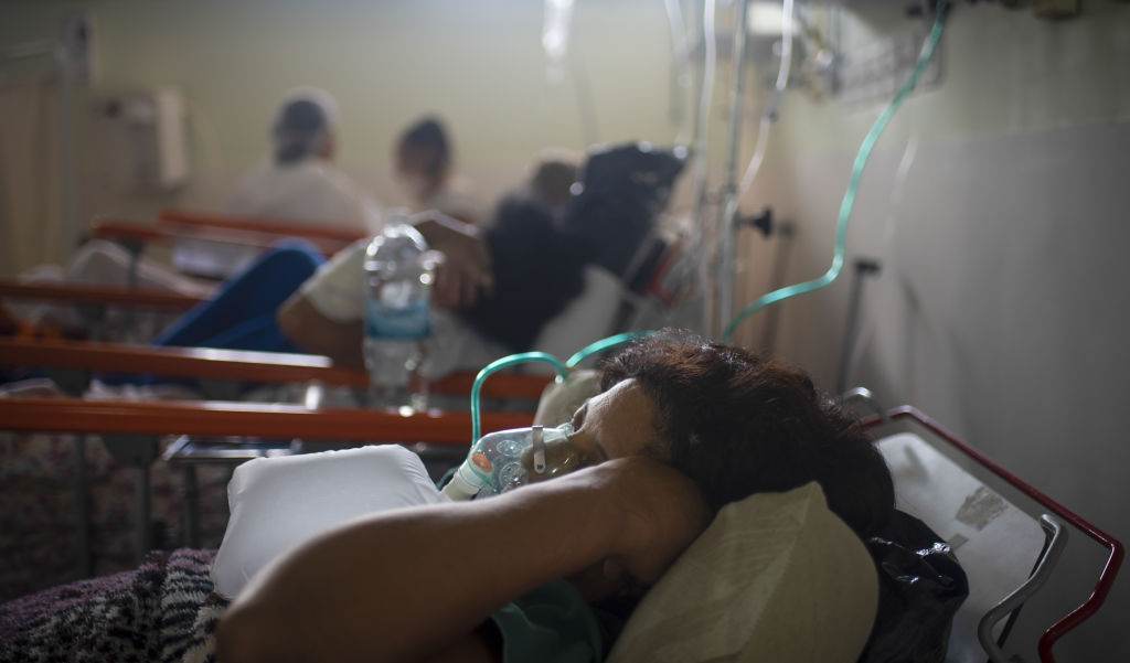 96% dos 89 hospitais privados ouvidos em São Paulo tiveram aumento de internações por SRAG e dengue.
