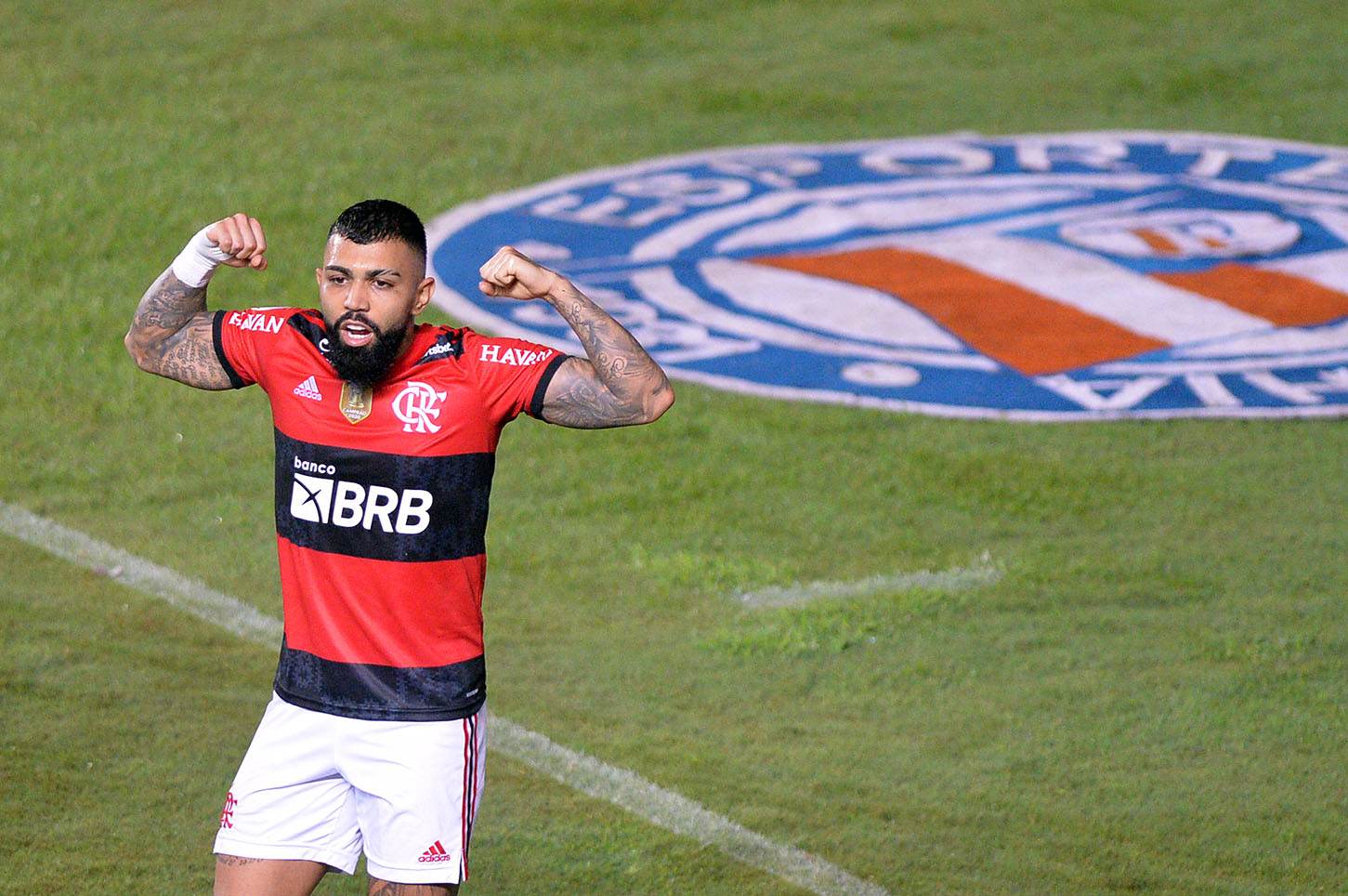 Gabriel Barbosa, do Flamengo, comemora seu gol durante partida contra o Bahia