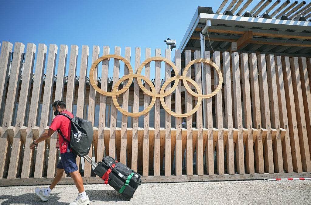 Olimpíada de Tóquio: homem da delegação mexicana passa pela entrada da Vila Olímpica