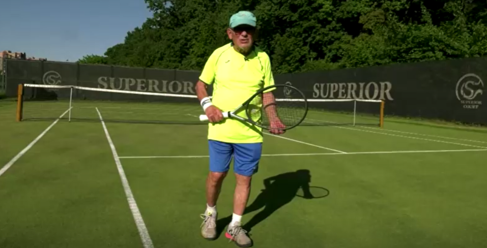 Leonid Stanislavskyi, 97 anos, em quadra de tênis na Ucrânia