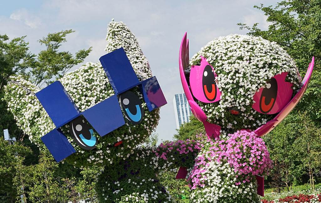 Figuras formadas com plantas mostram os mascotes Miraitowa (à esquerda), criado para a Olimpíada de Tóquio, e Someity (à direita), para a Paralimpíada