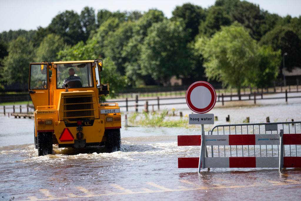 Caminhão passa pelas ruas de Roerdalen, na Holanda, após inundações na Europa