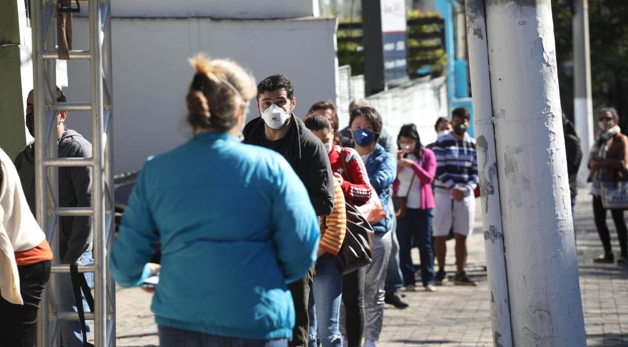 Fila de pessoas para vacinação contra a Covid-19 na UBS de Moema, na zona sul de São Paulo (SP)