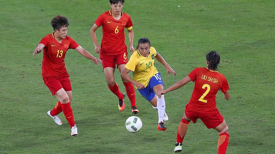 Marta dribla jogadoras da China em estreia na Olimpíada do Rio, em 2016