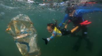 Ao lado do pai, Nina Gomes retira resíduos do oceano com o objetivo de preservar a vida marinha