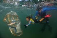 Com apenas 4 anos, ambientalista recolhe plástico do oceano nas praias do Rio