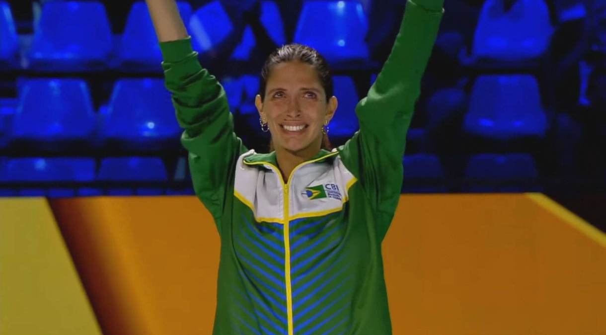 Esgrimista brasileira Nathalie Moellhausen, comemora seu título mundial em 2019 (20.jul.2021)