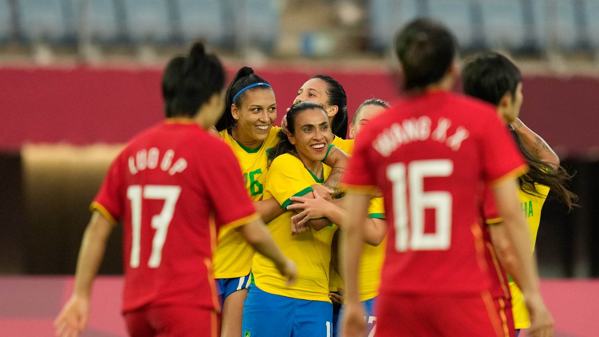 Marta comemora seu 3º gol em goleada contra a China na estreia olímpica