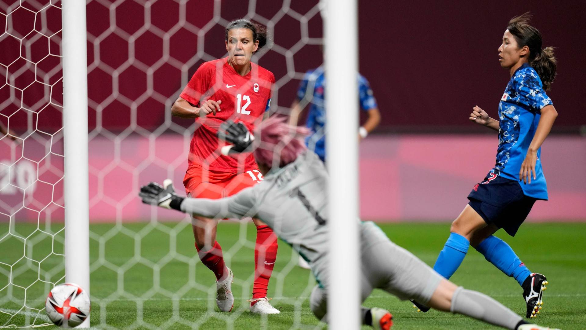 Christine Sinclair marca gol do Canadá em partida contra as anfitriãs do Japão