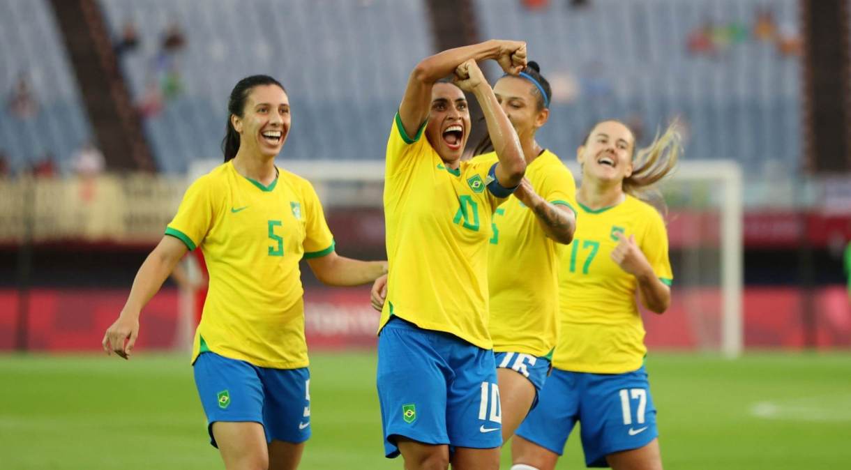 Marta comemora gol marcado contra a China na estreia da seleção brasileira nas Olimpíadas de Tóquio