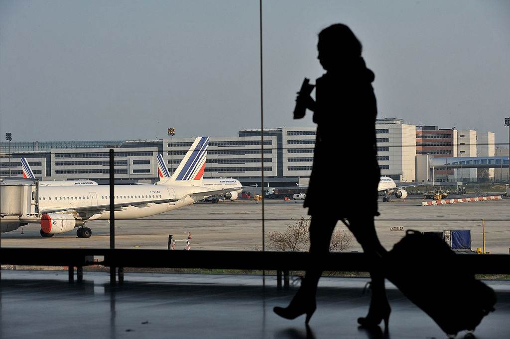 Passageira no aeroporto Charles de Gaulle, em Paris, França