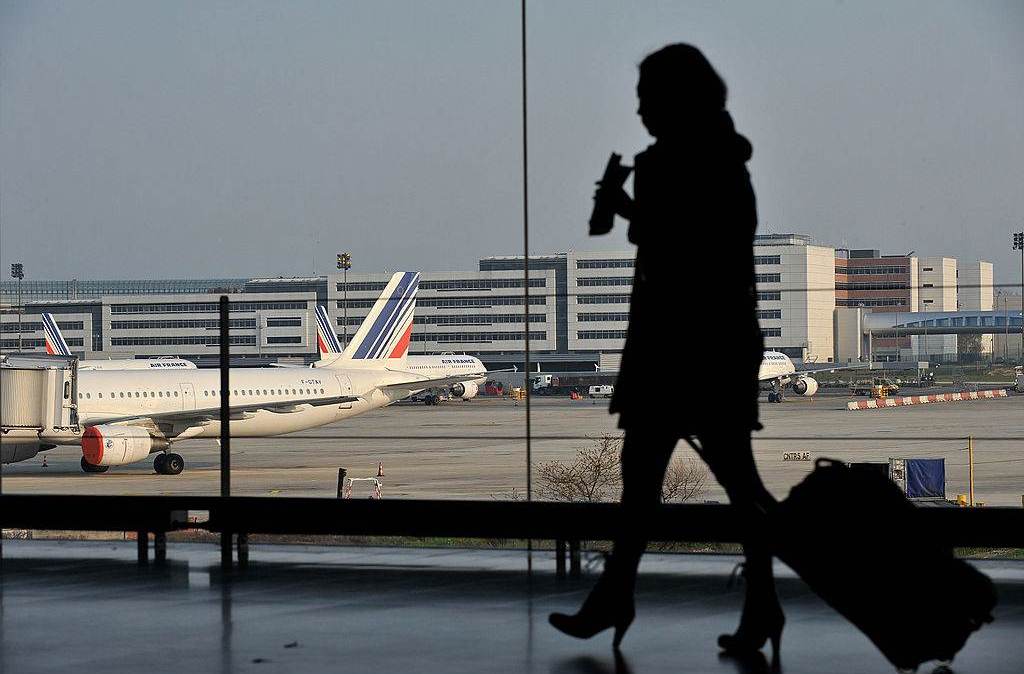 Passageira no aeroporto Charles de Gaulle, em Paris, França